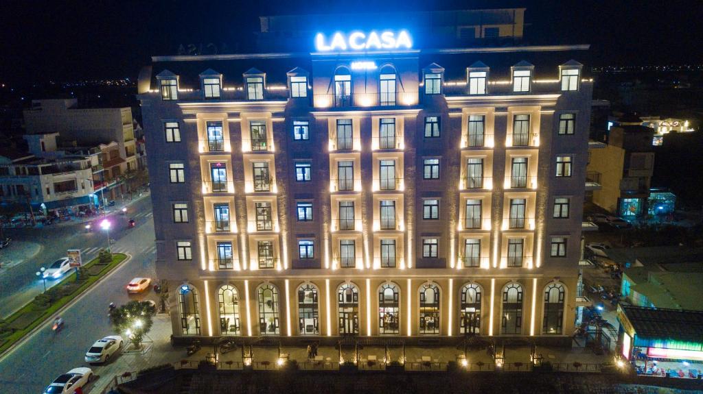 un gran edificio con un cartel encima en La Casa Tuy Hòa, en Tuy Hoa