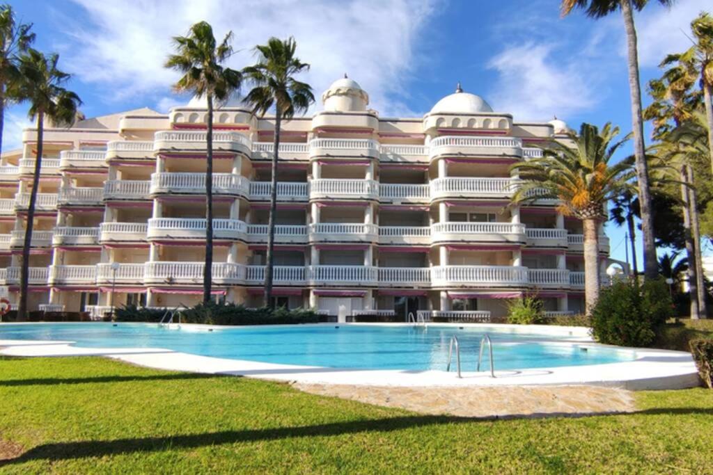 a hotel with a swimming pool in front of a building at Casablanca - Playa Romana in Alcossebre