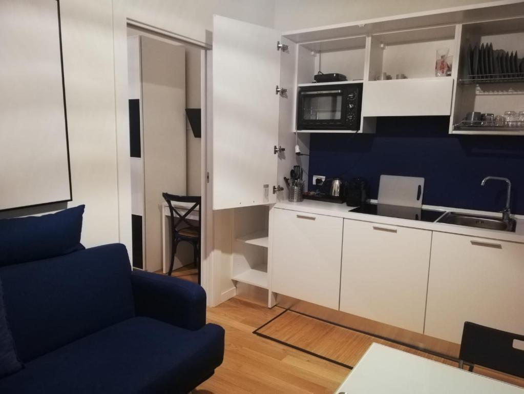 salon z kanapą i kuchnią w obiekcie Futura Exclusive Suite 3 w mieście Bari