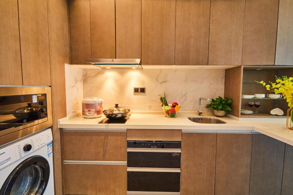 Kuchyň nebo kuchyňský kout v ubytování Kezan Condo Hotel