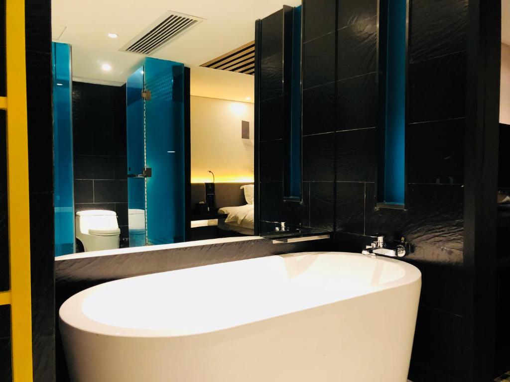 Koupelna v ubytování Likto Hotel-Free Shuttle Bus to Canton Fair