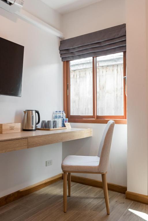 Příslušenství pro přípravu čaje a kávy v ubytování Chiangkhan River Walk Hotel