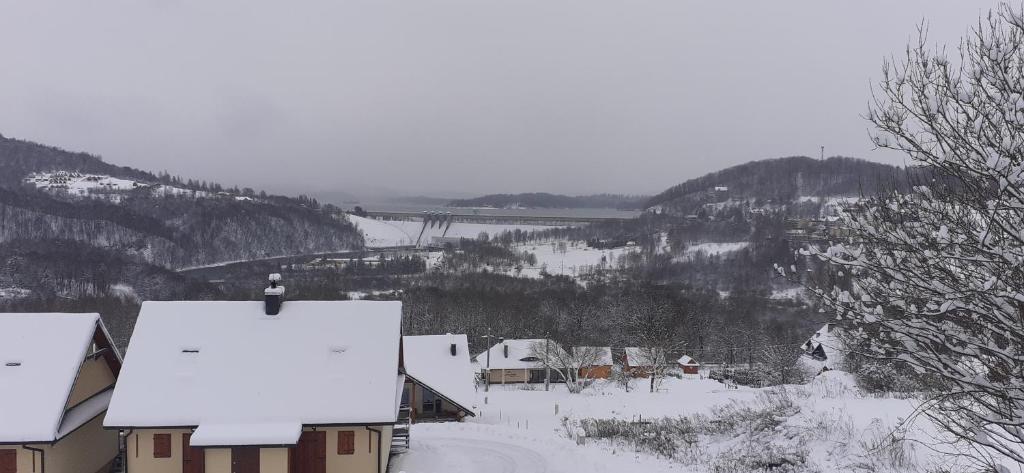 Osada Bóbrka nad Soliną v zimě