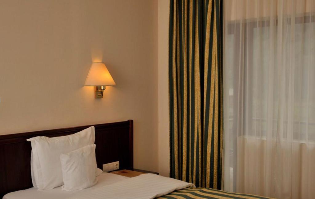 Postel nebo postele na pokoji v ubytování Zan Hotel