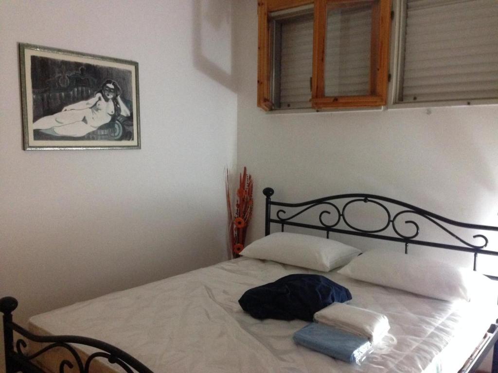 1 dormitorio con 1 cama con marco negro en B&B LE FONTI CASTROCARO, en Castrocaro Terme
