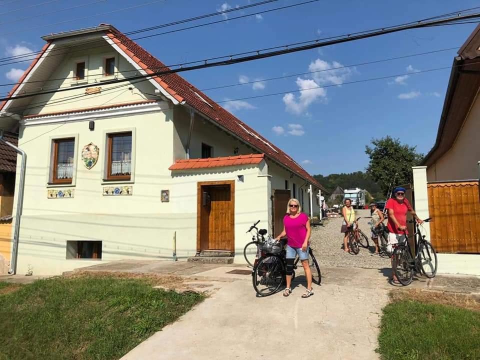 un grupo de personas montando bicicletas delante de un edificio en Retro Regina en Bazna