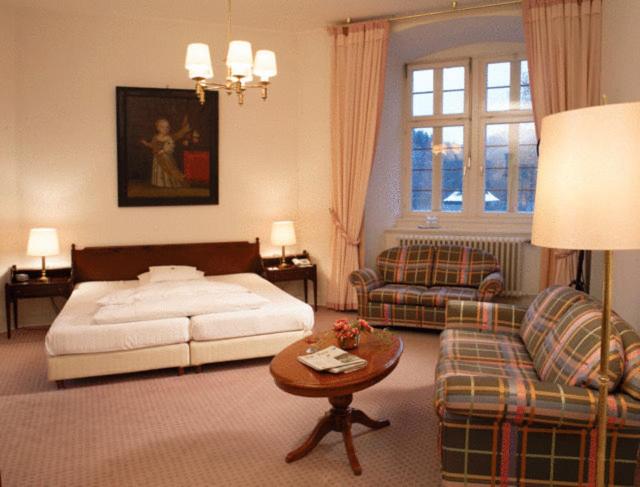 Postel nebo postele na pokoji v ubytování Hotel und Restaurant Burg Schnellenberg