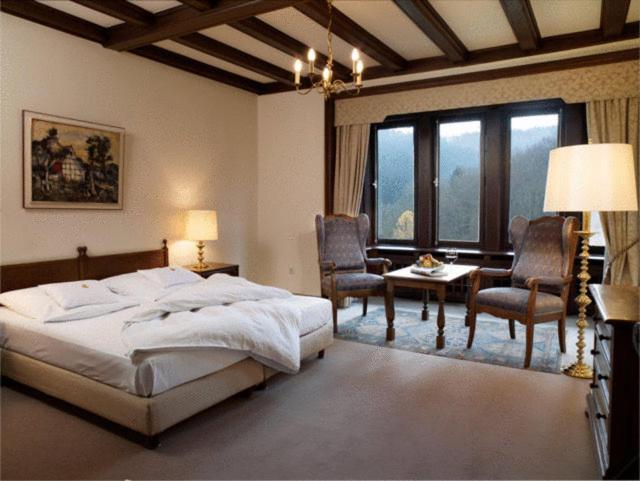 Postel nebo postele na pokoji v ubytování Hotel und Restaurant Burg Schnellenberg