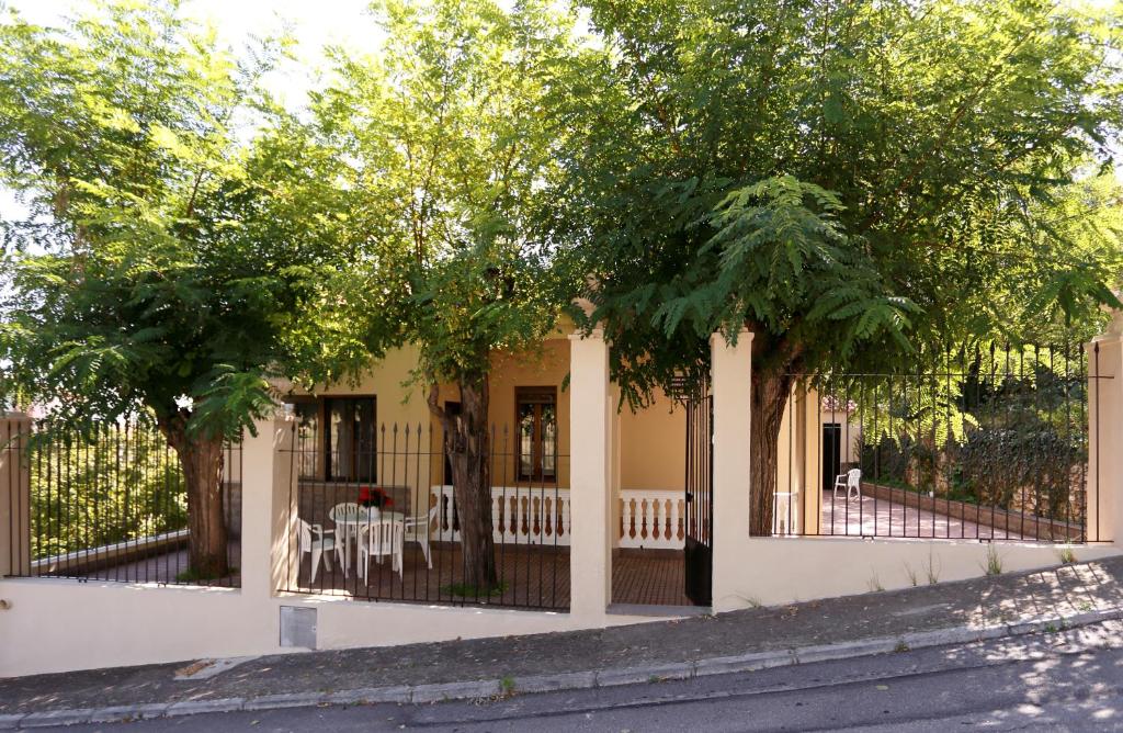 een huis met een hek en bomen ervoor bij XALET de MUNTANYA in Benasal