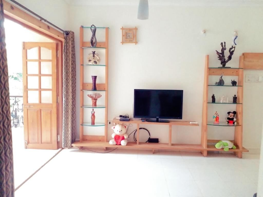 Amazing 2BHK with AC,Wi-Fi,Pool,Power backup,Kitchen,1km Calangute Beach - Housity