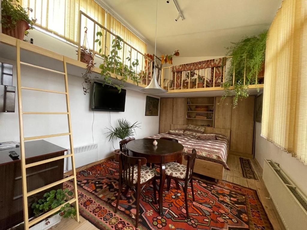 Cette chambre comprend une table, un bureau et un lit. dans l'établissement Armine's B&B, à Gyumri