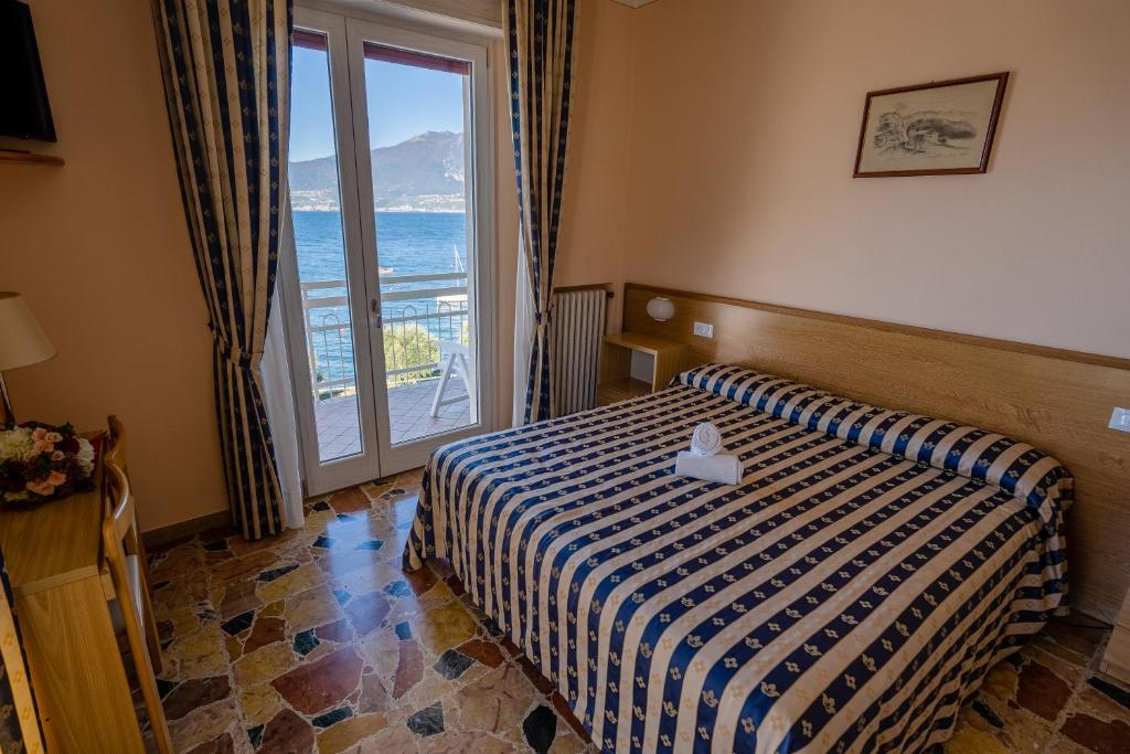 Postel nebo postele na pokoji v ubytování Hotel Benacus Torri del Benaco