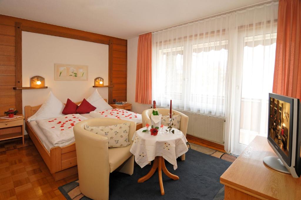 Postel nebo postele na pokoji v ubytování Hotel Ursula Garni
