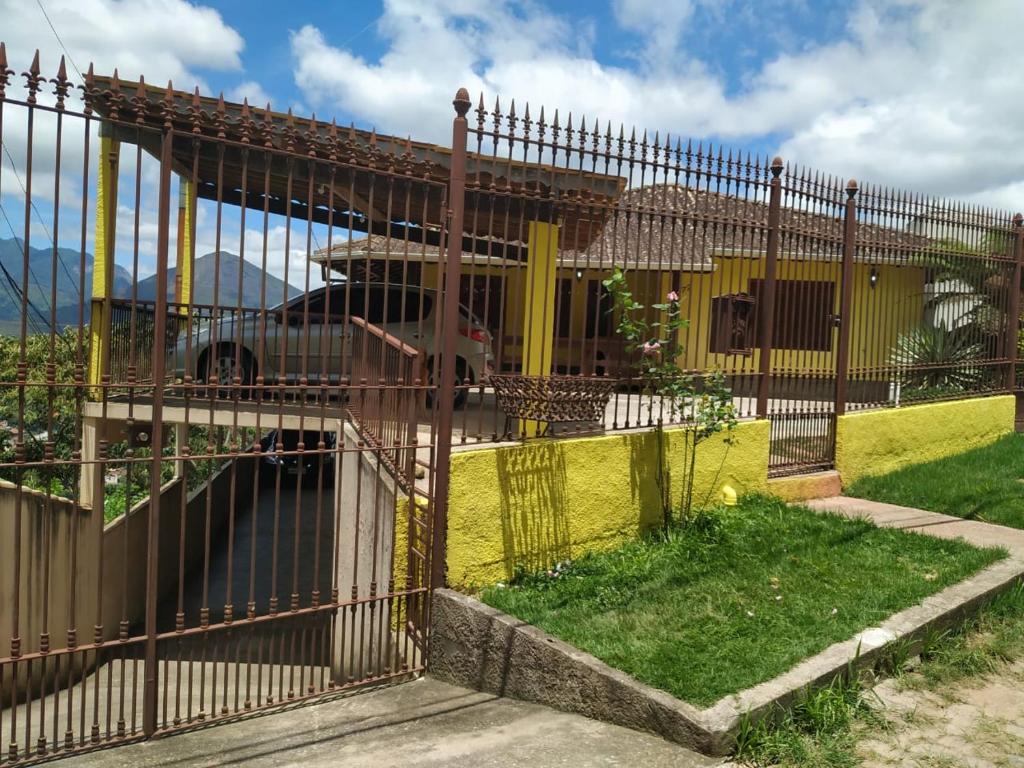 Casa ampla com vista para as montanhas