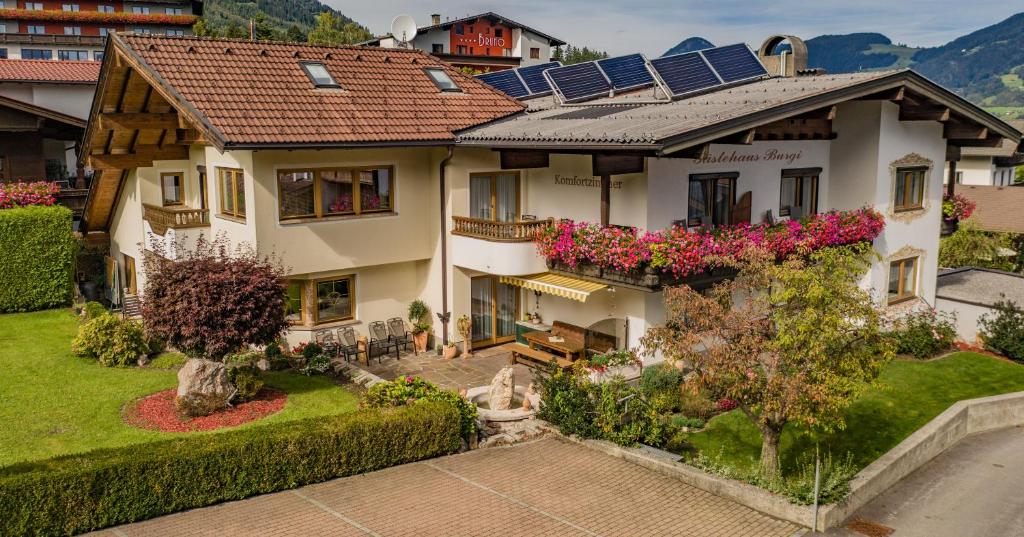 une maison avec des panneaux solaires sur le toit dans l'établissement Gästehaus Burgi, à Fügen