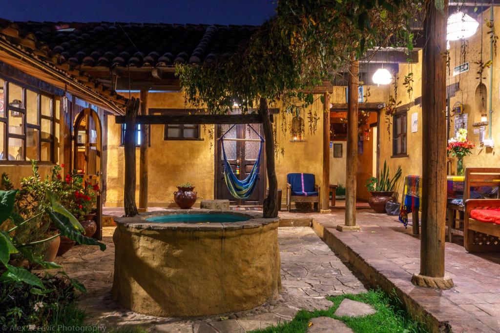 un patio con una gran bañera en un edificio en Posada del Abuelito (Hostel) en San Cristóbal de Las Casas