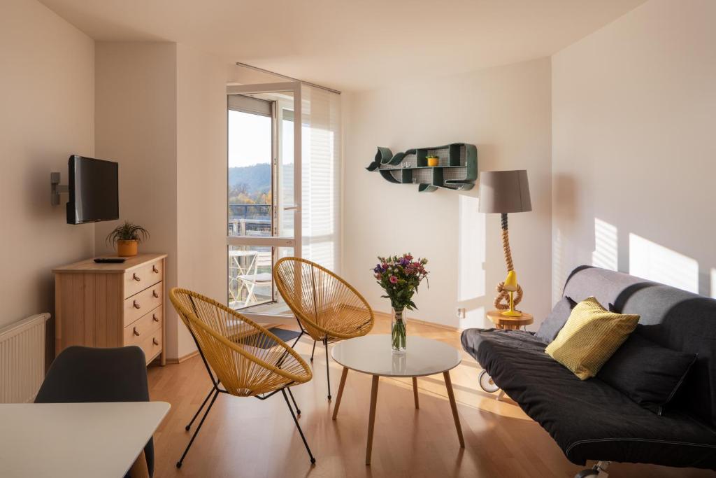 Posezení v ubytování Sunny Apartment in Modřany by Prague Days
