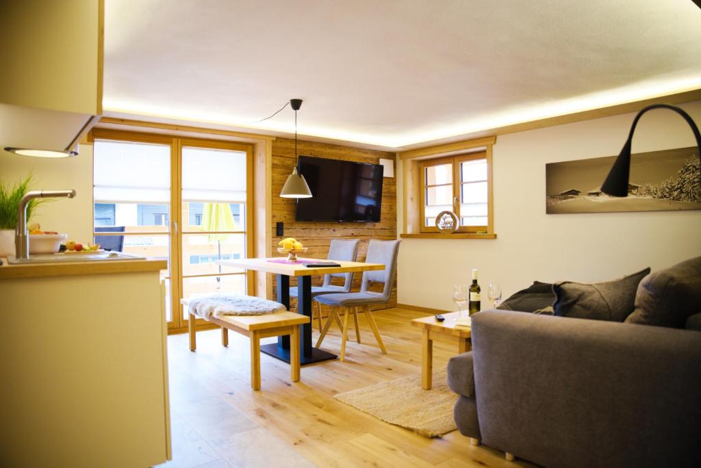 Leos Alpenchalet - inclusive Sommer Bergbahnticket und E-Auto Ladestation - Apartamento De Dos Dormitorios