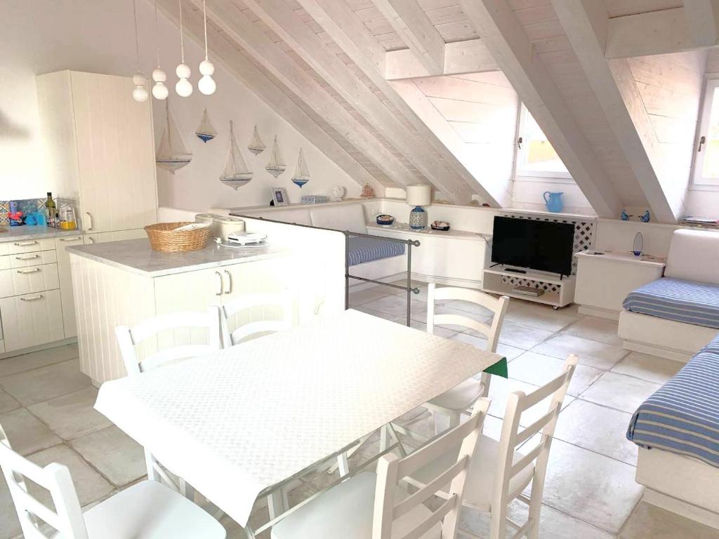 una cucina con tavolo e sedie in una stanza di seahousevarazze a Varazze
