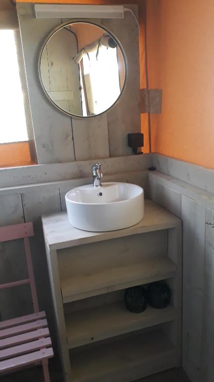 Koupelna v ubytování Glampingtent 't Haller Vorden