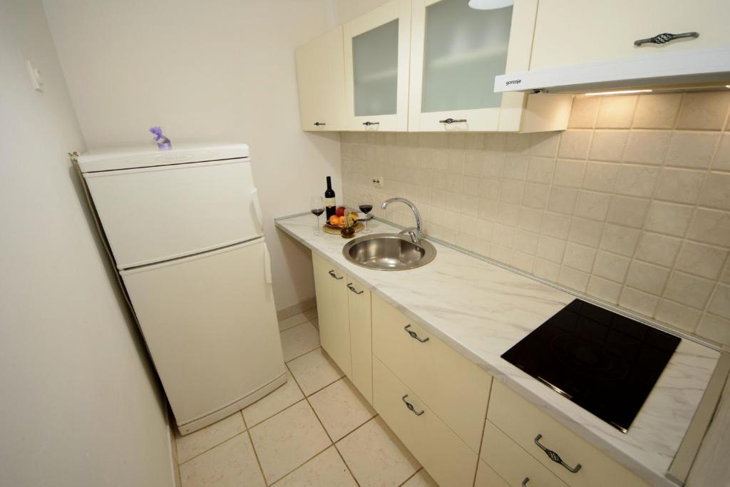 Kuchyňa alebo kuchynka v ubytovaní Apartments Cale