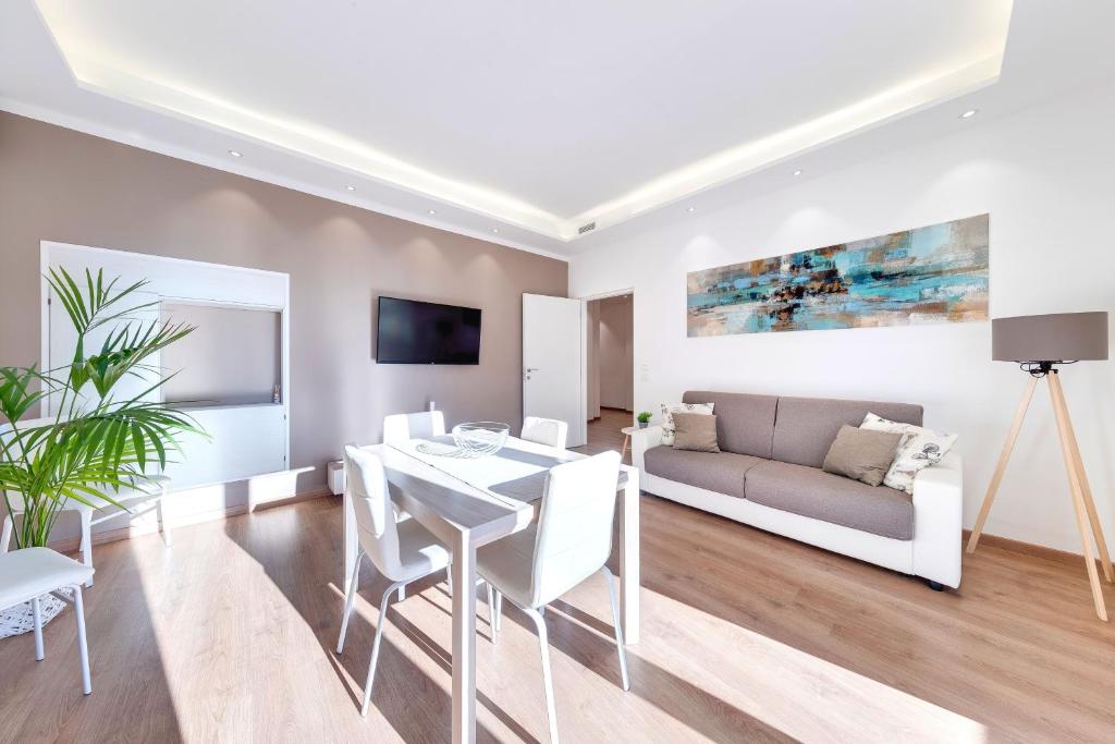 A television and/or entertainment centre at Ariston - Ciclabile Appartamento in CENTRO al mare con balcone