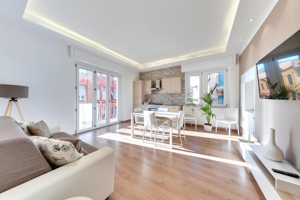 A television and/or entertainment centre at Ariston - Ciclabile Appartamento in CENTRO al mare con balcone