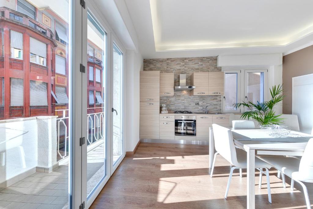 A kitchen or kitchenette at Ariston - Ciclabile Appartamento in CENTRO al mare con balcone