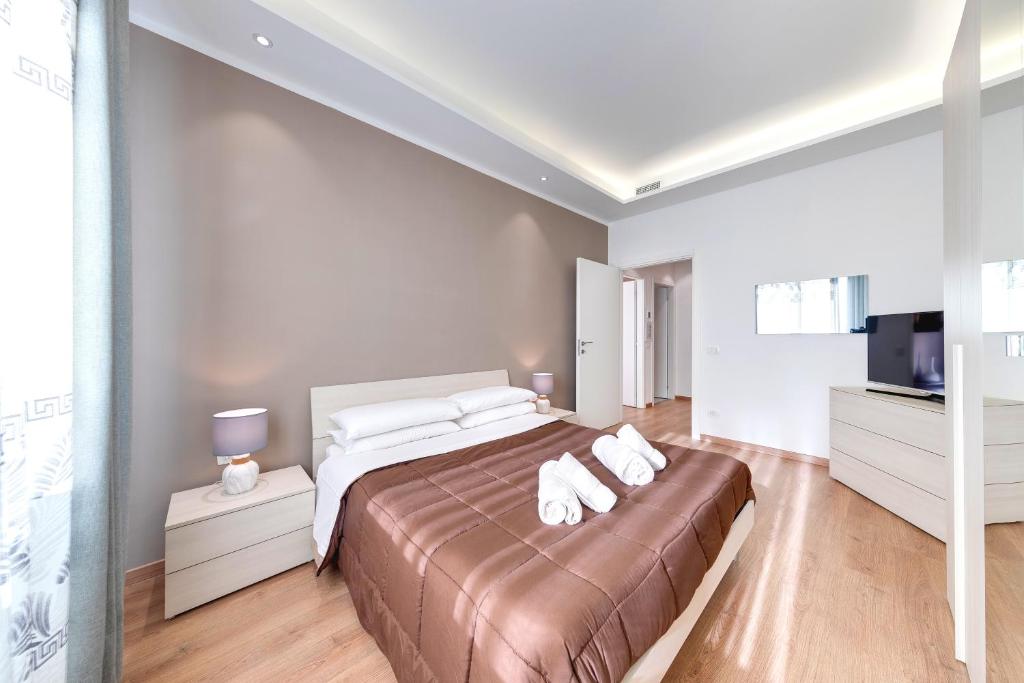 A bed or beds in a room at Ariston - Ciclabile Appartamento in CENTRO al mare con balcone
