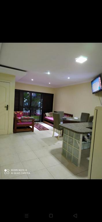  Apto Toninhas pé na Areia