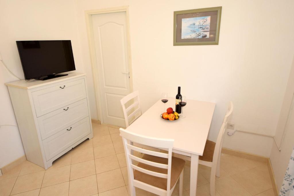 Televízia a/alebo spoločenská miestnosť v ubytovaní Apartments Cale