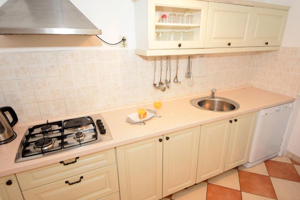 Kuchyňa alebo kuchynka v ubytovaní Apartments Cale