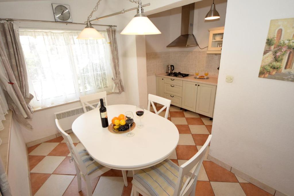 Kuchyňa alebo kuchynka v ubytovaní Apartments Cale