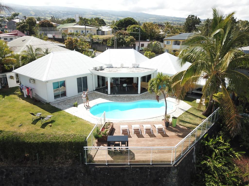 - une vue aérienne sur une maison avec une piscine dans l'établissement Villa BELLE VUE, CHAMBRE BAMBOUS, à Ravine des Cabris