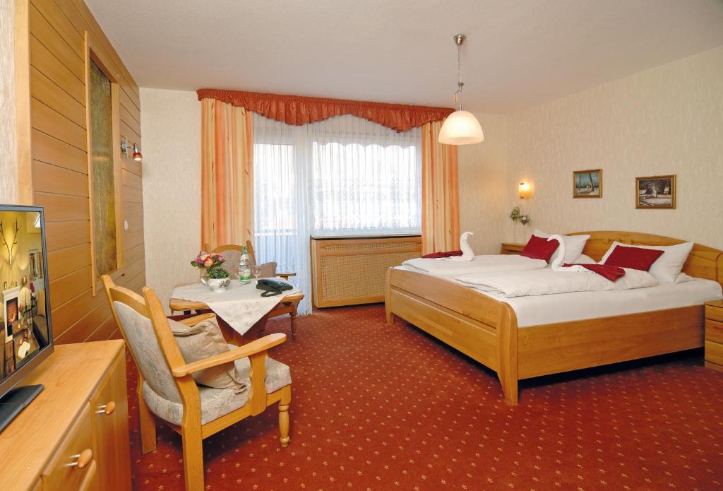 TV a/nebo společenská místnost v ubytování Hotel Ursula Garni