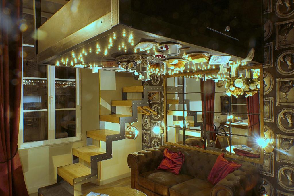 薩爾特河畔薩布雷的住宿－Studio renversant insolite，带沙发和吊灯的客厅