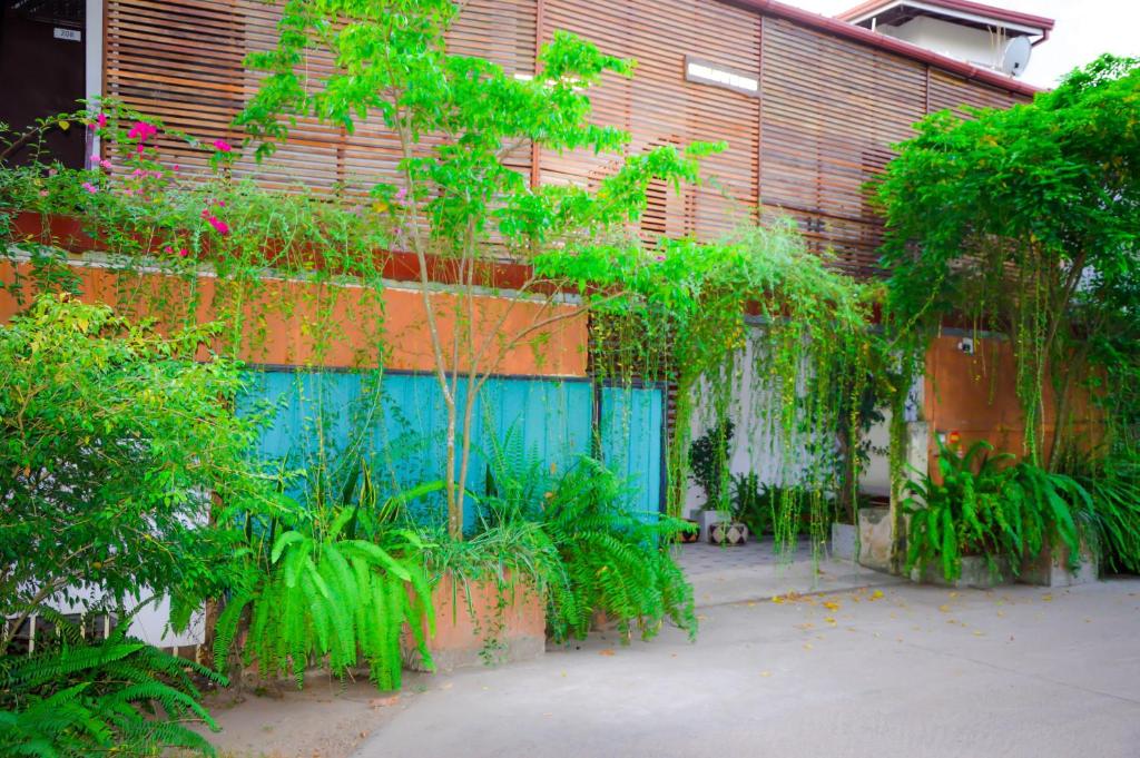 ein Gebäude mit blauer Tür und einigen Pflanzen in der Unterkunft Cinnamon Airport Residencies in Katunayaka