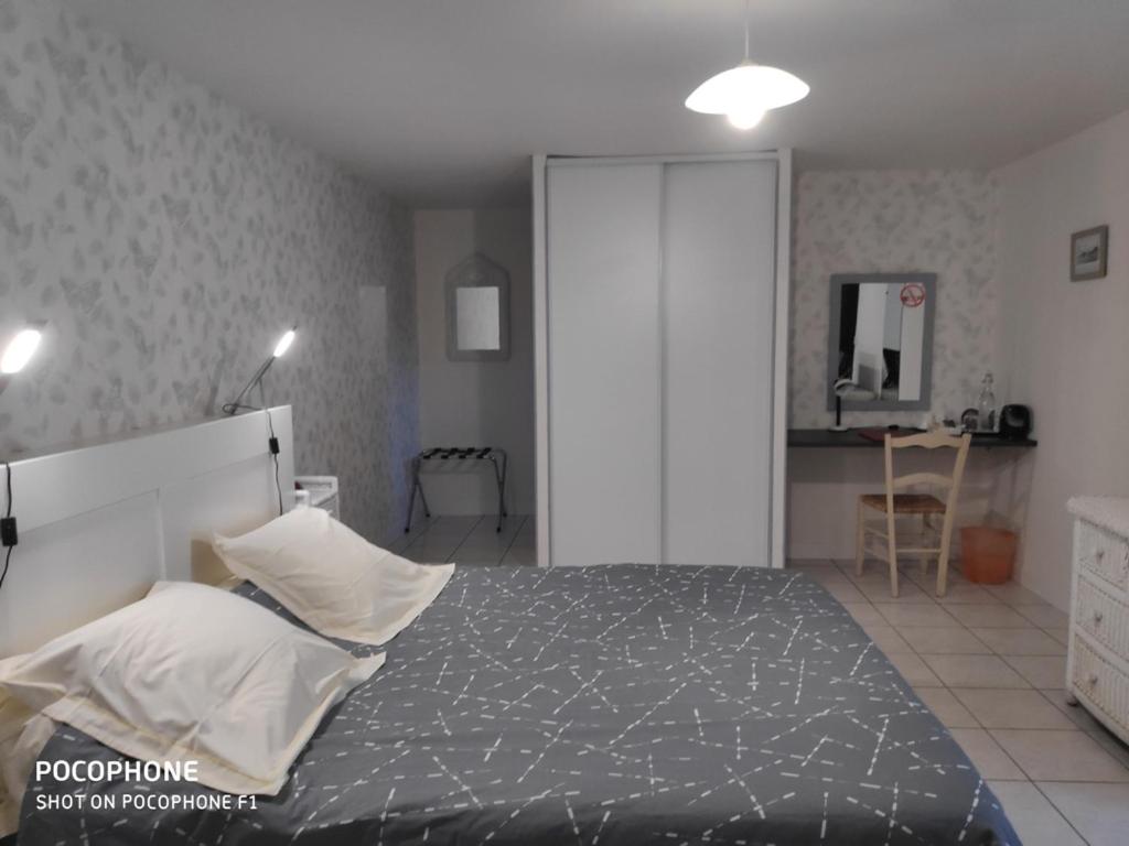 Postel nebo postele na pokoji v ubytování Logis de Chezelles