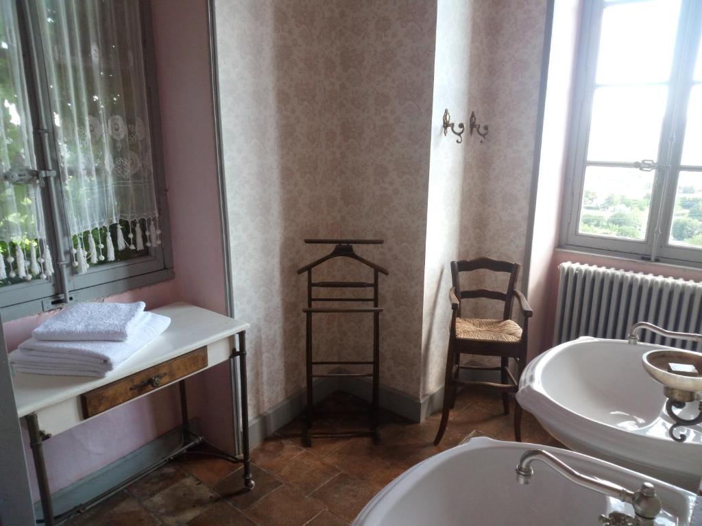 LussanにあるDomaine d'Audabiacのバスルーム(洗面台、トイレ、バスタブ付)
