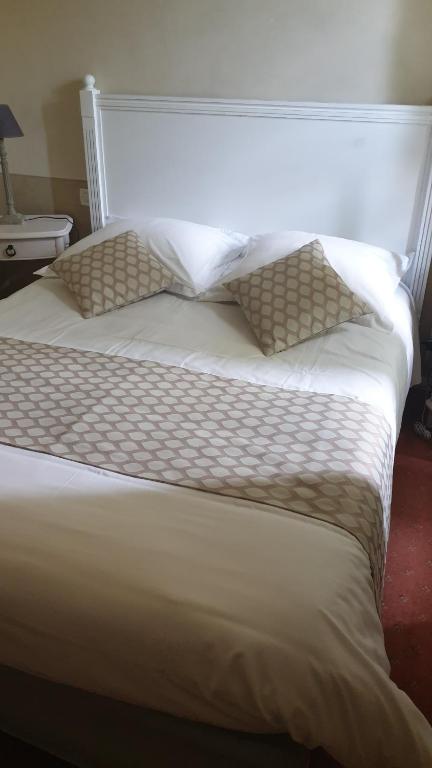 Postel nebo postele na pokoji v ubytování Demeures et Châteaux Hôtel L'Hermitage