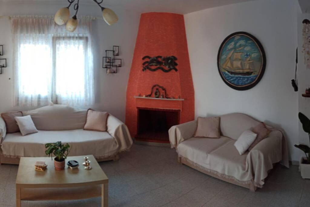 Posezení v ubytování PORTO HELIOS 23 Spaceous house w, balcony,fireplace&Lovely view
