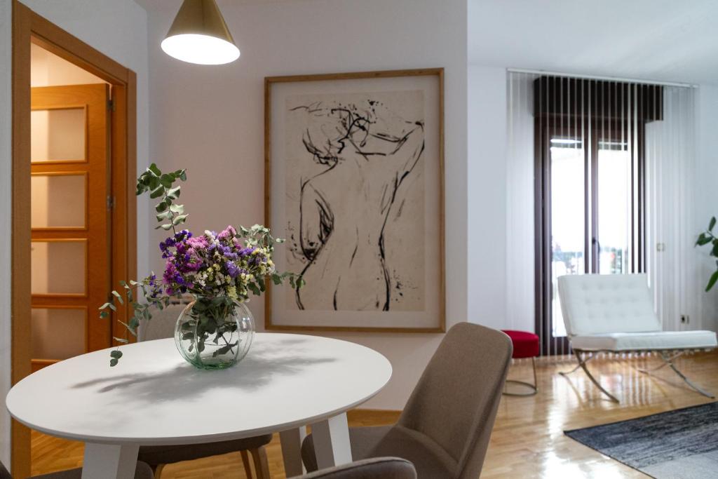 a living room with a vase of flowers on a table at DONCELLAS in Zamora