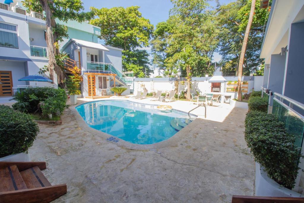 una piscina en medio de un patio en Casa Valeria Boutique Hotel en Sosúa