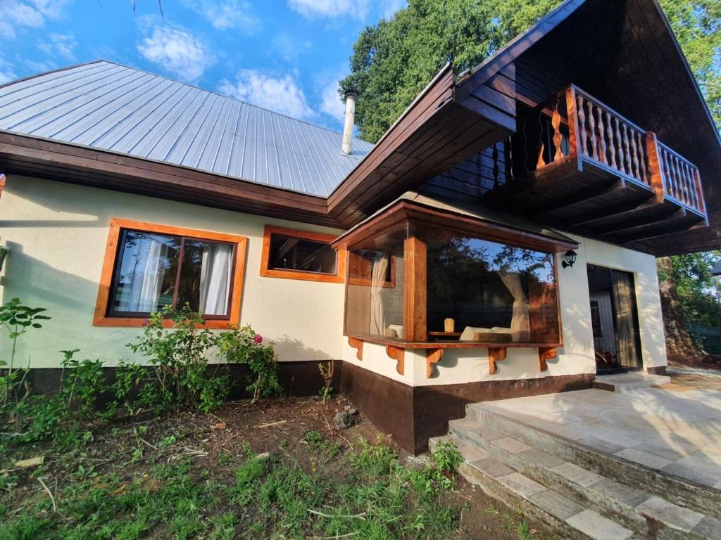 Casa con ventana grande y balcón en cabaña los robles, en Licán Ray