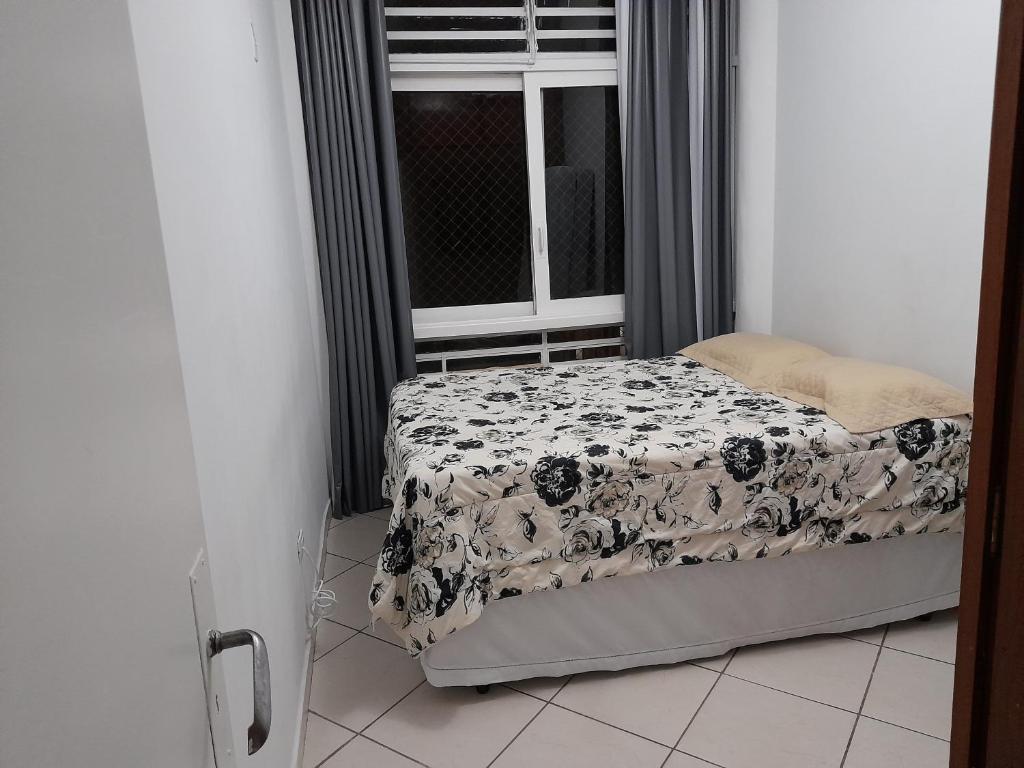  APARTAMENTO EM SANTOS EM FRENTE A PRAIA