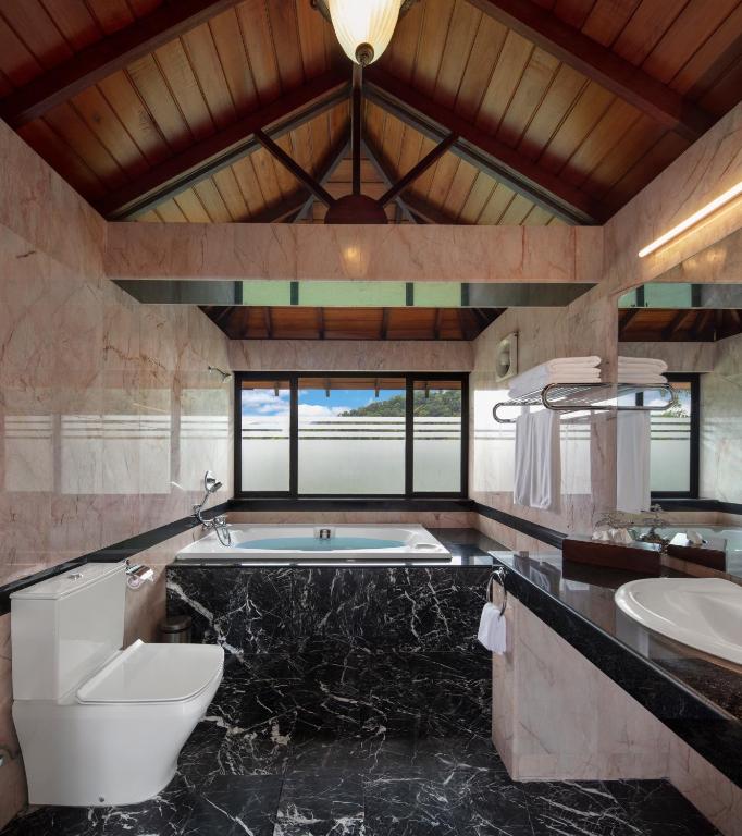 Earl's Regency Hotel - 17