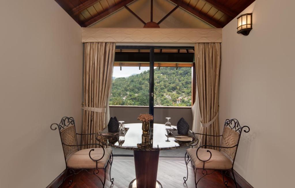 Earl's Regency Hotel - 16