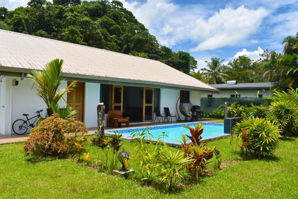 una casa con piscina en un patio en Island Villas Pacific Harbour, en Pacific Harbour