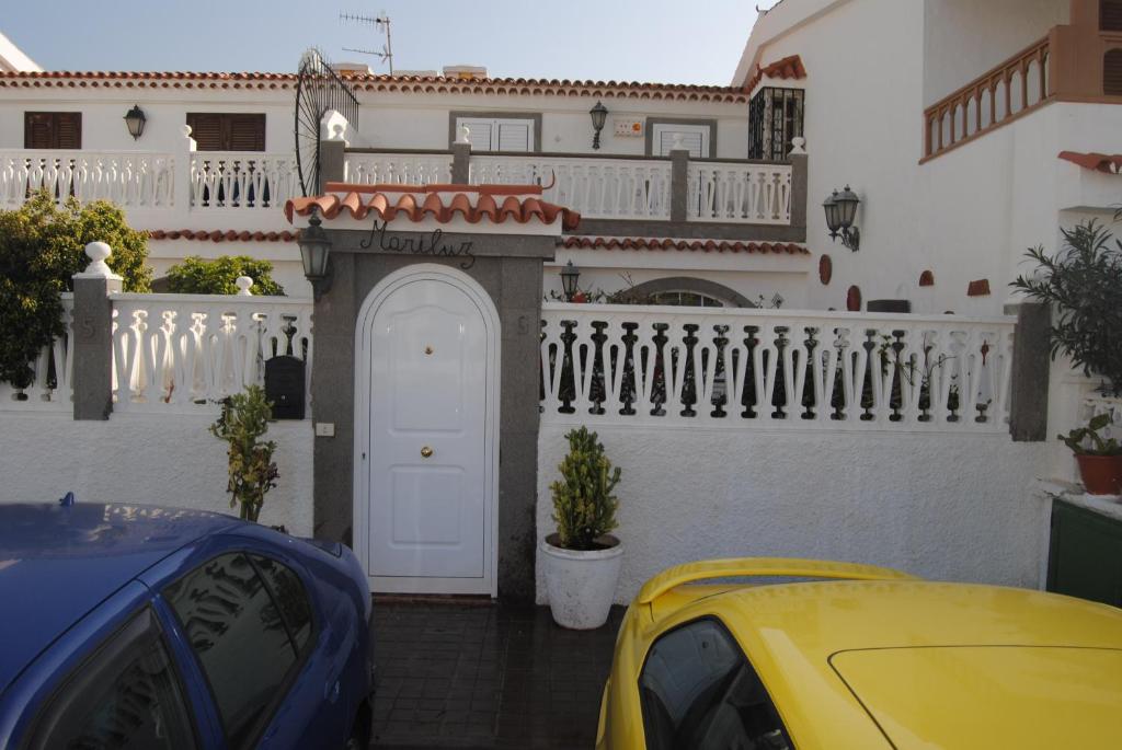 um carro amarelo estacionado em frente a uma casa em Casa Mariluz em Agaete