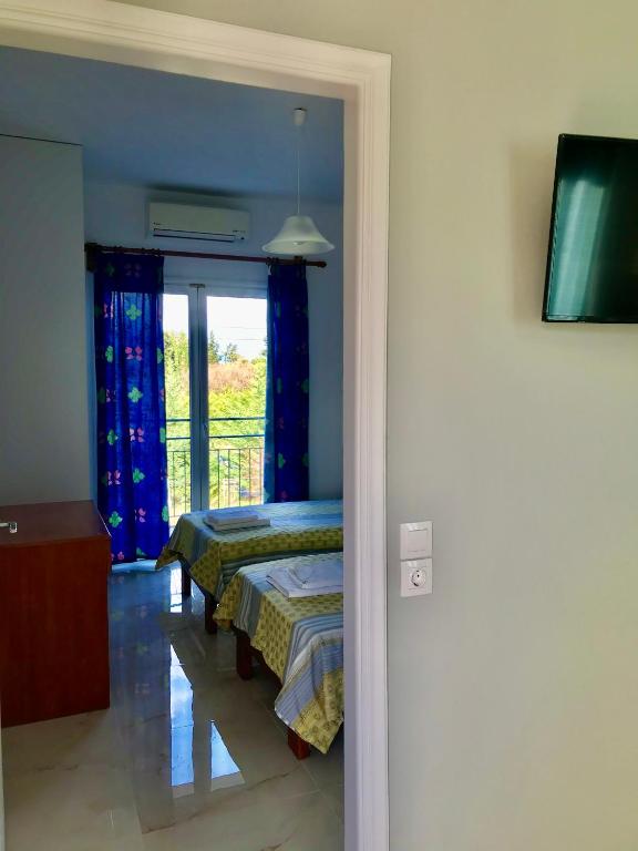 Postel nebo postele na pokoji v ubytování Room in Apartment - 2 Bedroom Apartment, with Swimming Pool, two steps from the beach